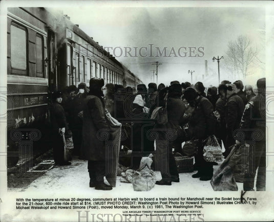 1981 Press Photo With the temperature at minuse 20 degrees, commuters at Harbin - Historic Images
