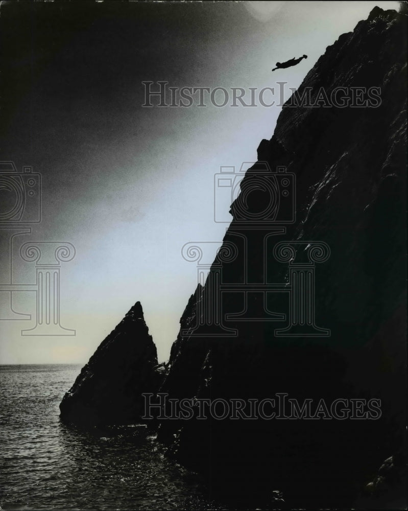 1980 Press Photo An Acapulco diver at El Mirador in Mexico - cvb19066 - Historic Images