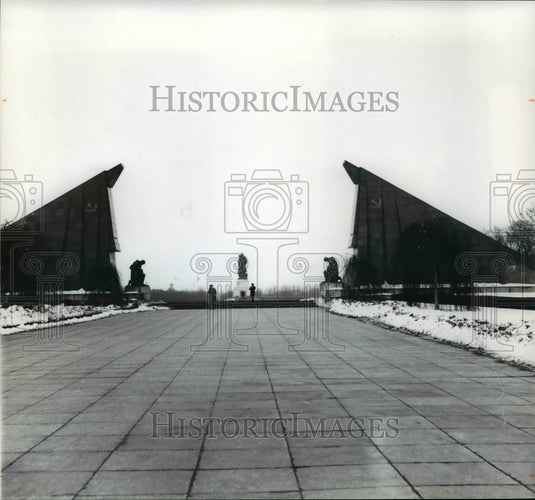 1977 Press Photo Soviet War Memorial at East Berlin, Germany - cvb19228 - Historic Images