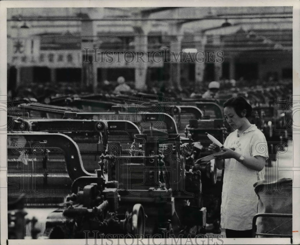 1977 Press Photo Workers Do their Part to make Peking the Showplace of Maosim - Historic Images
