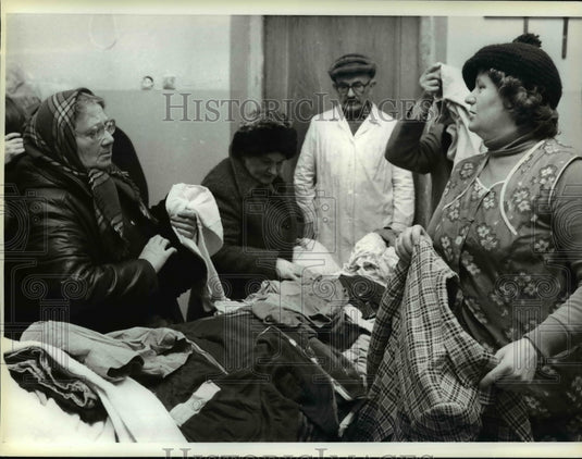 1984 Press Photo Parish church outside of Warsaw, Poland jostle for used clothes - Historic Images