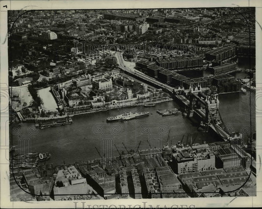 1934, Aerial view of the Thames River at London - cvb19311 - Historic Images