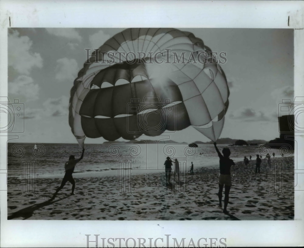 1989 Press Photo Para sailing in Acapulco, Mexico - cvb19343 - Historic Images