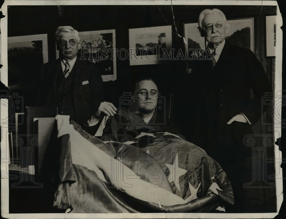 1930 Press Photo Gov Roosevelt accepts the NY State flag once draped Lincoln-Historic Images