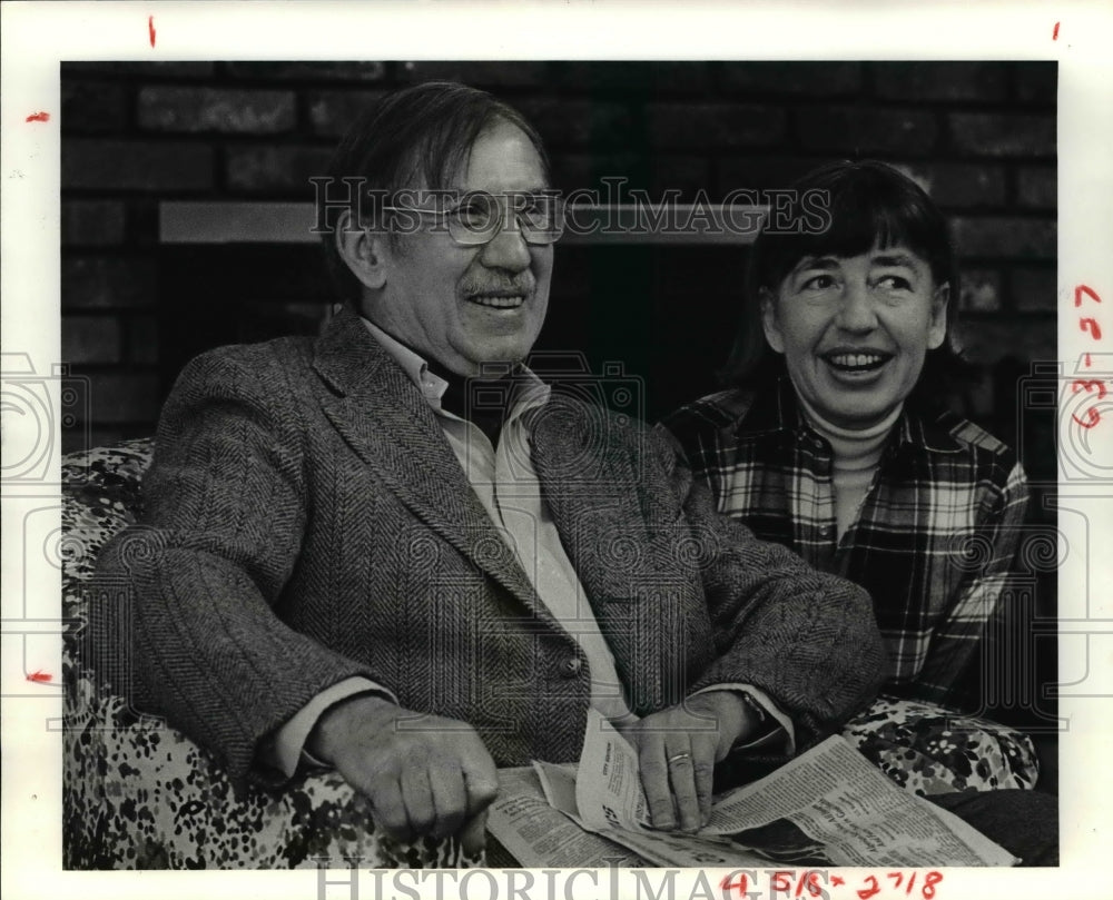 1981 Press Photo Alden and Joan Whitman in living room - cvb19839 - Historic Images