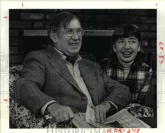 1981 Press Photo Alden and Joan Whitman in living room - cvb19839 - Historic Images