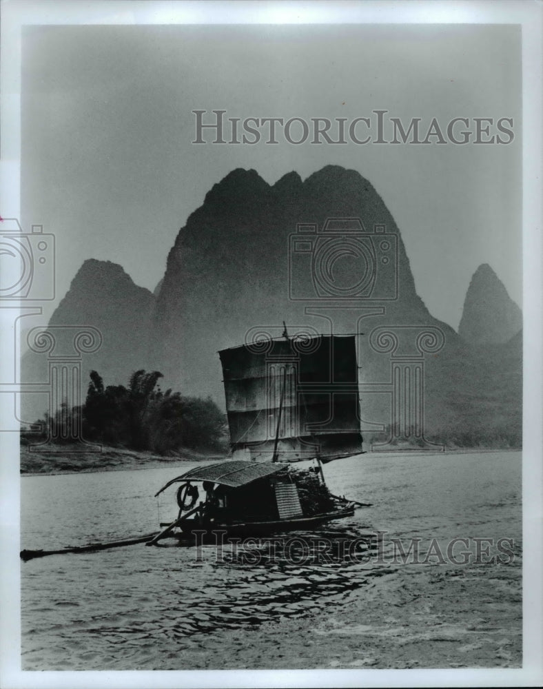 1982 Press Photo Chinese sailing craft drifts downstream around Kwelin - Historic Images