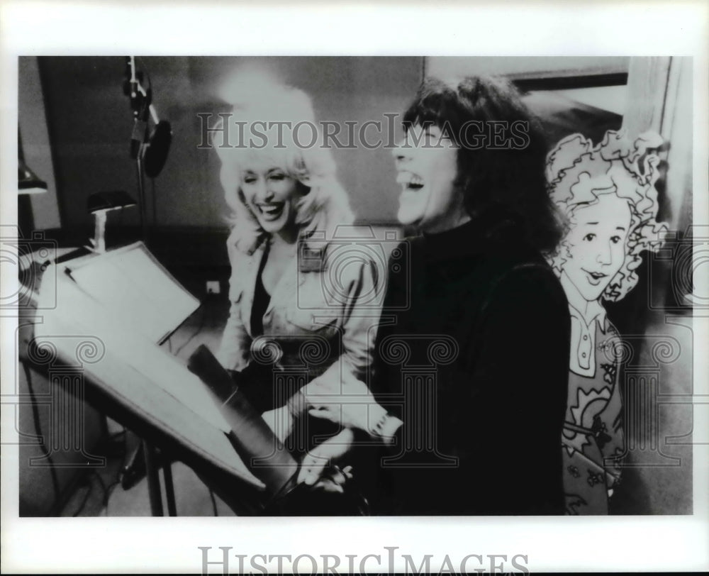 Press Photo Guest star Dolly Parton harmonizes with Ms. Frizzle - cvb20080 - Historic Images