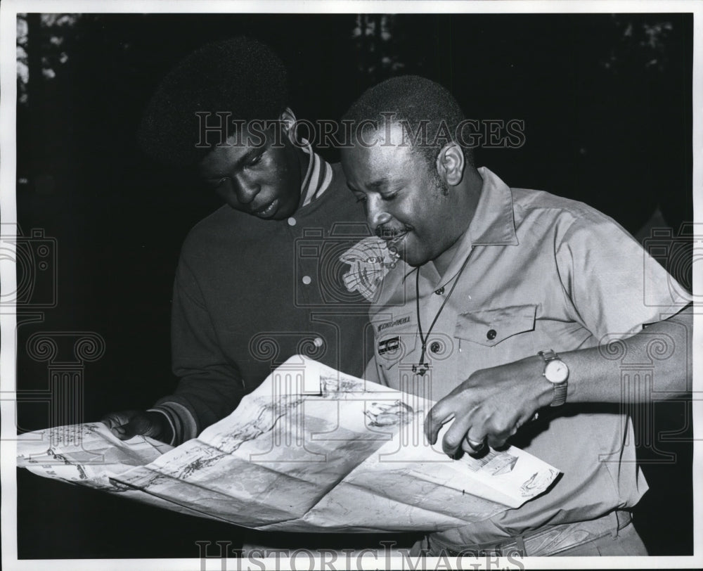 1972 Press Photo Boy Scout Scoutmaster and crew leader look over a Philmont map - Historic Images