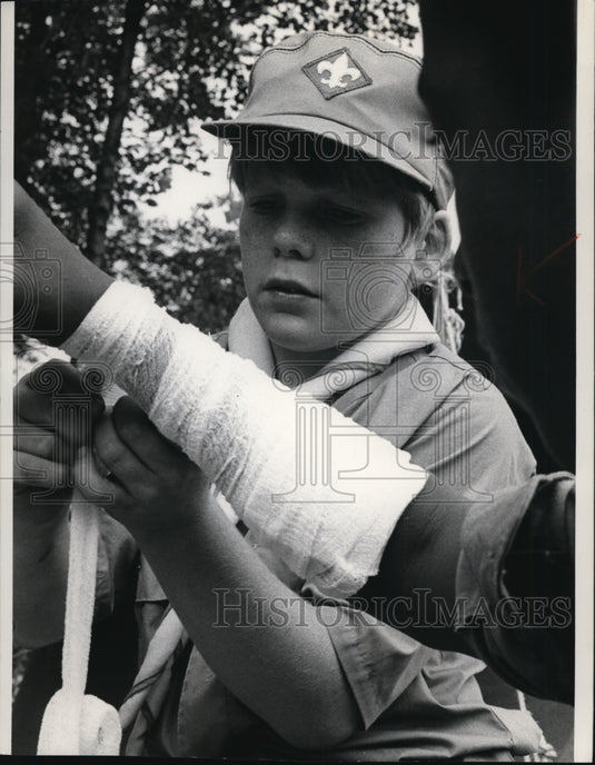 1972 Press Photo Boy Scout Stu Williams wears new Scouting baseball-style cap - Historic Images