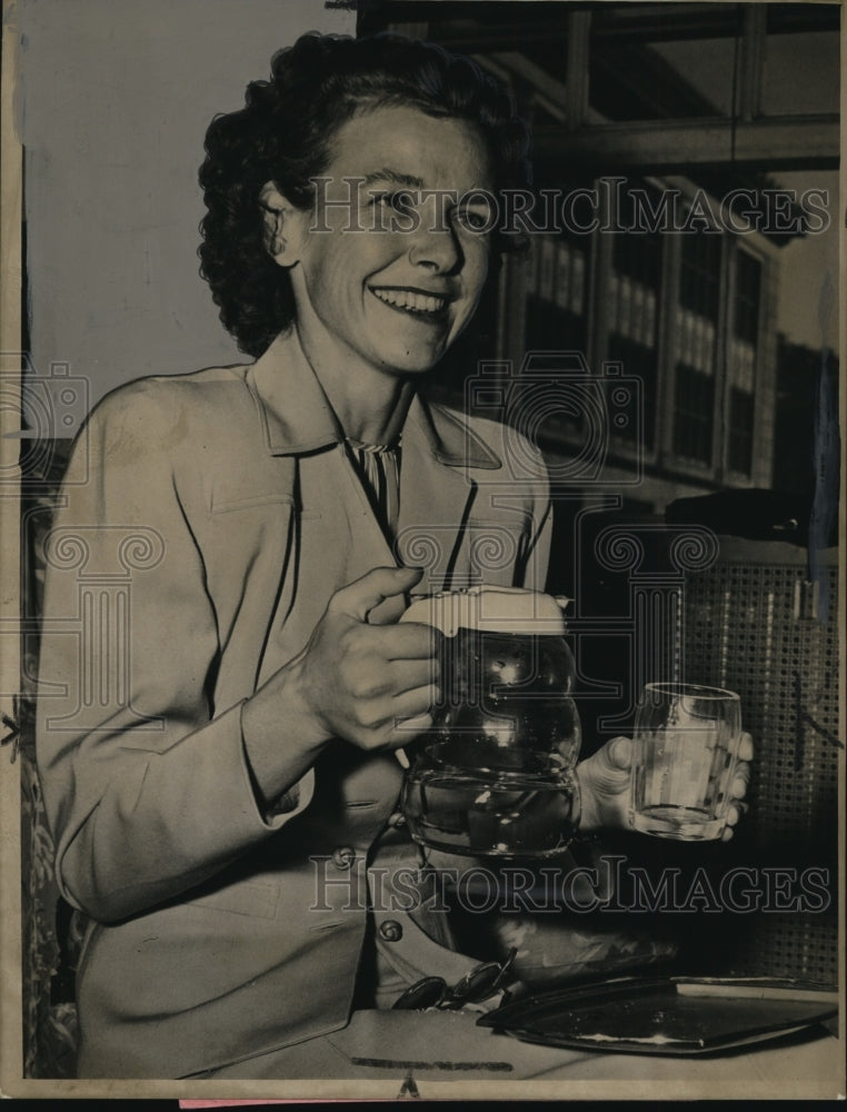 1946, Mrs Bill Veek, wife of Cleveland Mayor - cvb20433 - Historic Images