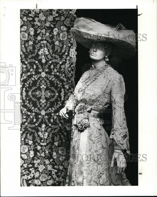 1988 Press Photo Lace dress - cvb20458 - Historic Images