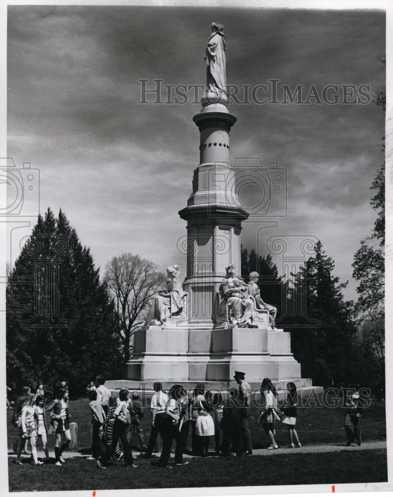 1975, Soldier&#39;s National Monument, Gettysburg National Cemetery - Historic Images