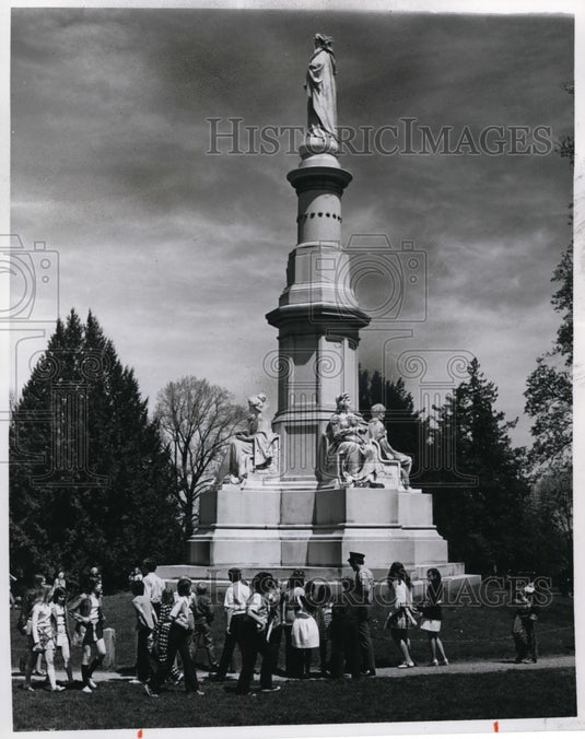 1975, Soldier's National Monument, Gettysburg National Cemetery - Historic Images