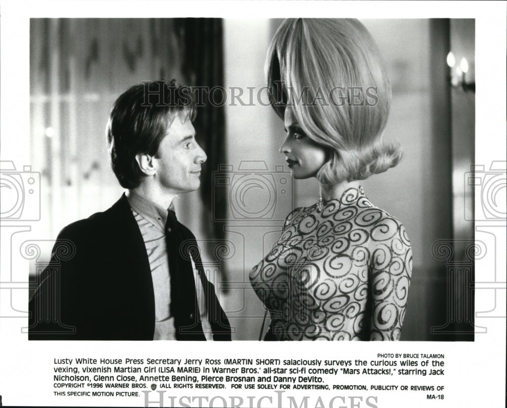 Press Photo Martin Short and Lisa Marie in "Mars Attacks". - cvb20488 - Historic Images