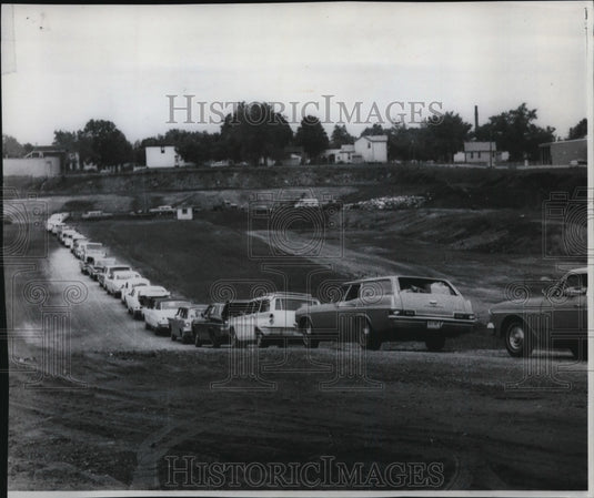 1968 Press Photo Motorist hauling own garbage in Hamilton, Ohio - cvb20527 - Historic Images