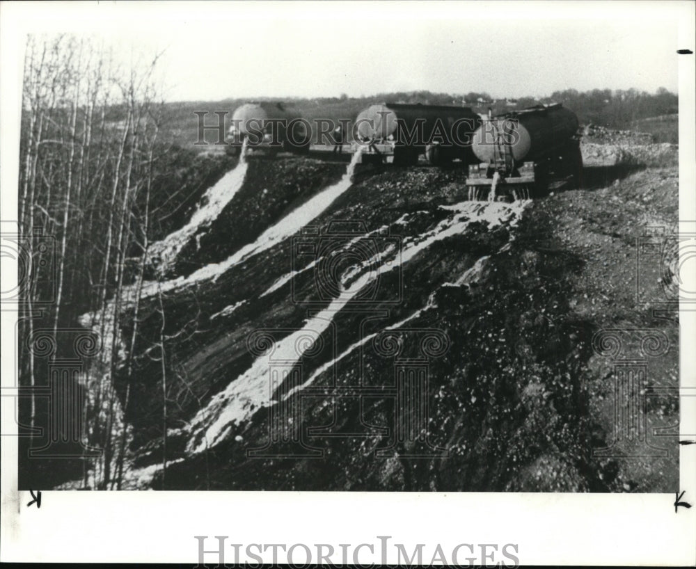 1983 Press Photo Dumps, Poisoning, Pollution - cvb20825 - Historic Images