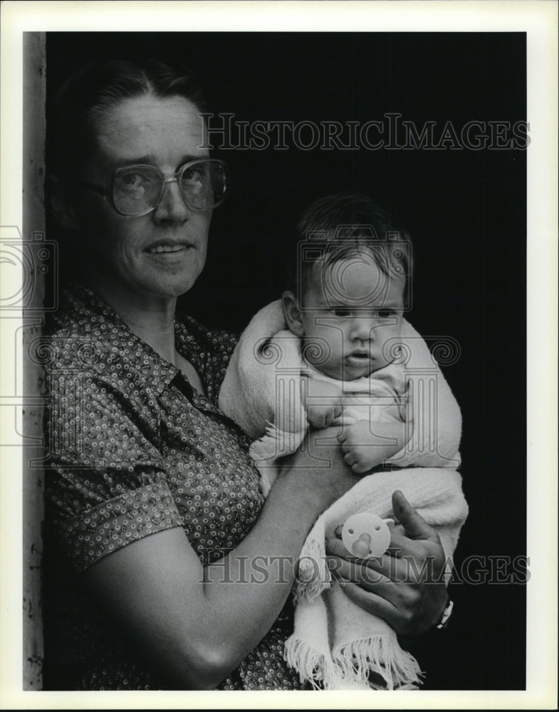 1985 Press Photo Mother and child at Hartville, Ohio, Flea Market - cvb21058 - Historic Images