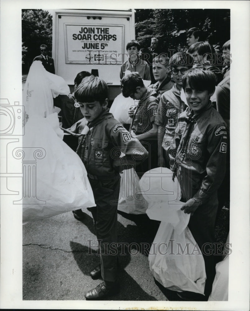 Press Photo Boy Scouts join the SOAR Corps, clean-up drive - cvb21082 - Historic Images