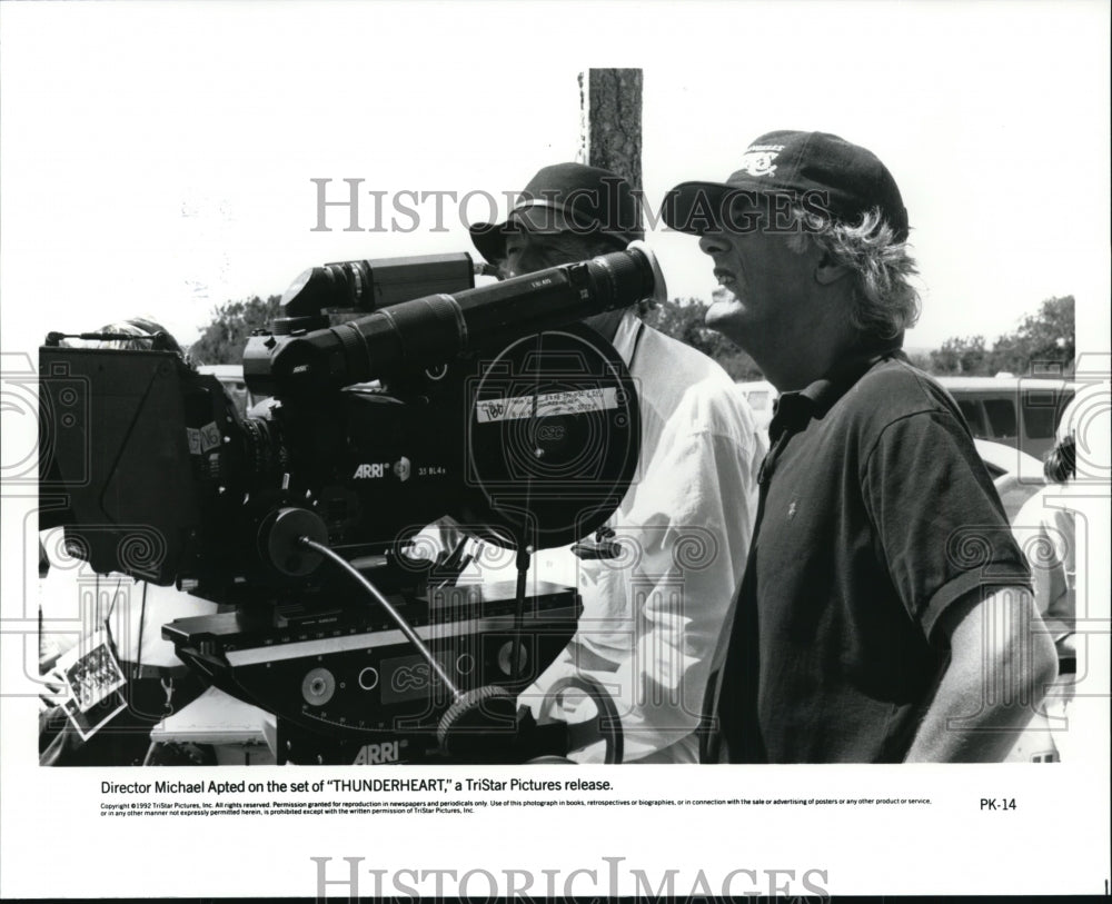 1983 Press Photo Director Michael Apted on the set of &quot;Thunderheart&quot; - Historic Images