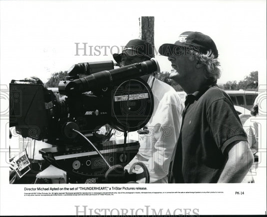 1983 Press Photo Director Michael Apted on the set of "Thunderheart" - Historic Images