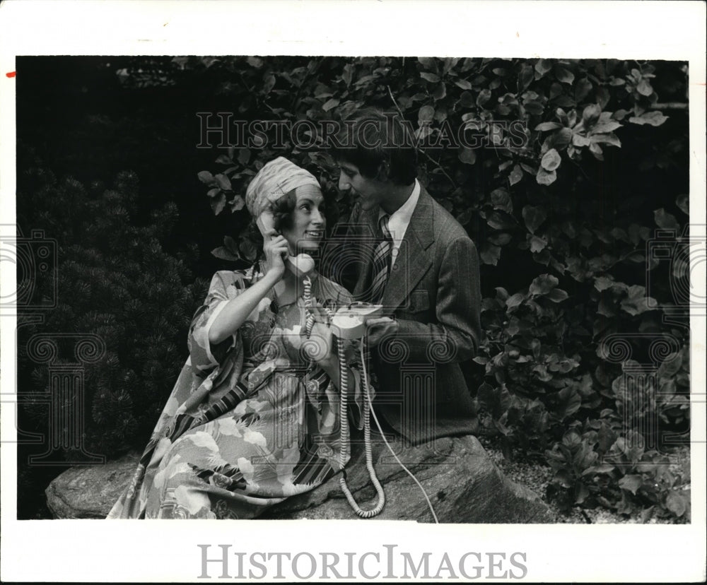 1976 Press Photo Sheila Wormer &amp; Warren Sheir in The Telephone In Cim Garden - Historic Images