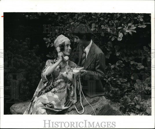 1976 Press Photo Sheila Wormer & Warren Sheir in The Telephone In Cim Garden - Historic Images