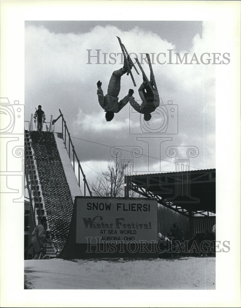 1986 Press Photo Sea World Winter Festival- Snow Fliers - cvb21584 - Historic Images