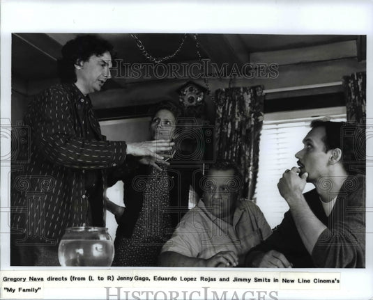 1995 Press Photo Gregory Nava directs stars of New Line Cinema's "My Family" - Historic Images