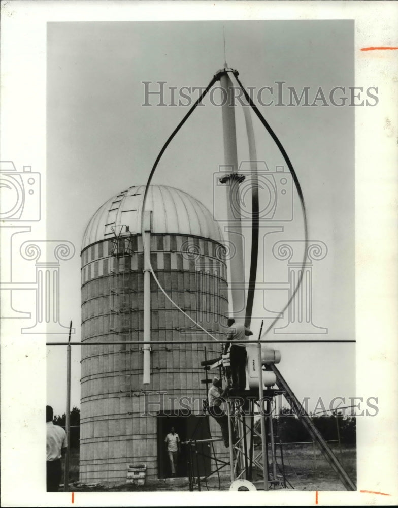 1978 Press Photo Workmen install the experimental wind turbine generator. - Historic Images