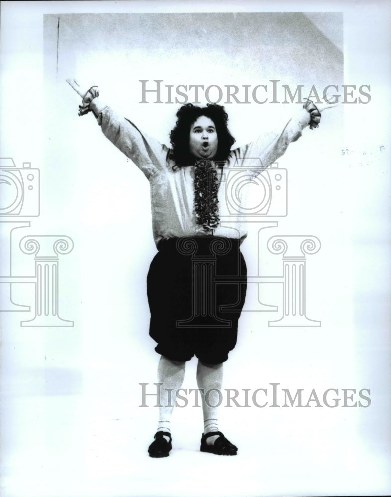 1991 Press Photo Tom McGowan as Valere in David Hirson&#39;s &quot;La Bete&quot; - cvb21861 - Historic Images