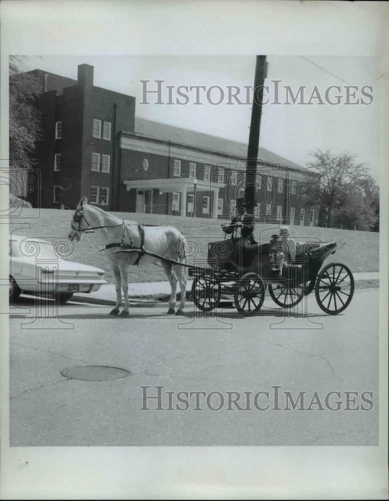 Press Photo Carriage at Natchez Mississippi - cvb22060 - Historic Images