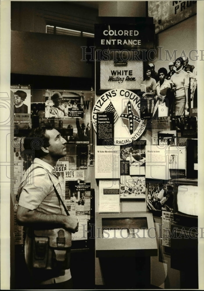 1985 Press Photo Hans Jesse a German tourist visits Civil Rights exhibit in MS - Historic Images