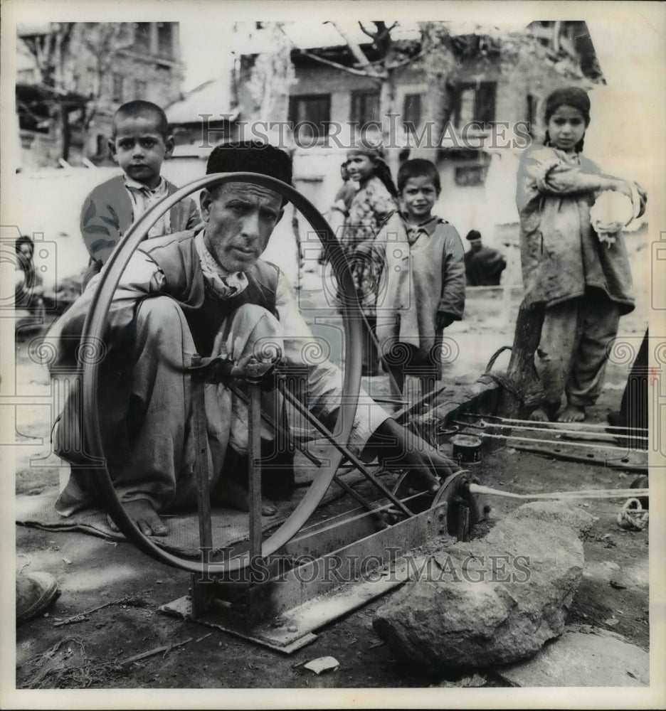 1964 A rope spinner in Srinigarm,Kashmir.-Historic Images