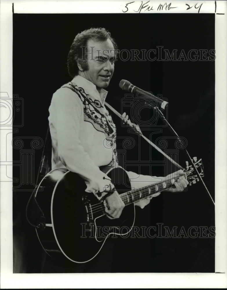 1992 Press Photo Neil Diamond in concert - cvb22497 - Historic Images