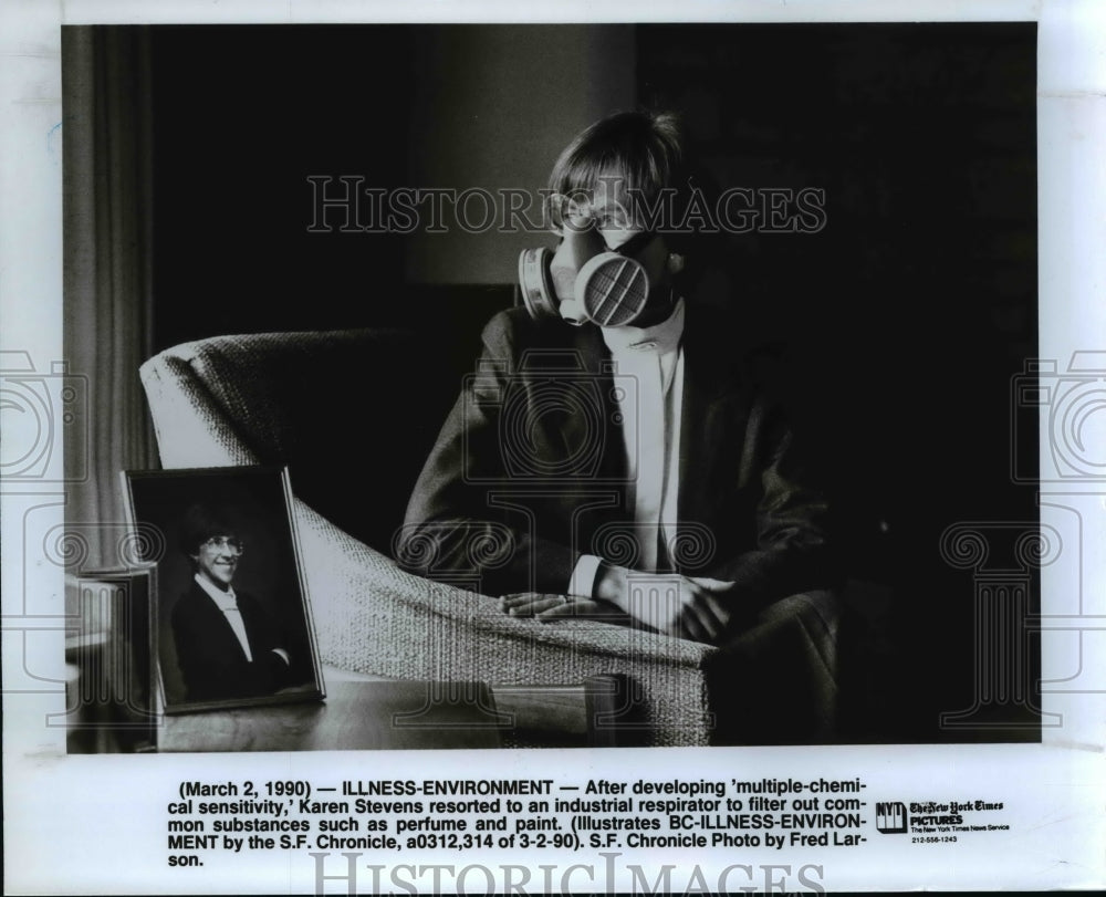 1990 Press Photo Karen Stevens wearing an industrial respirator - cvb22572 - Historic Images