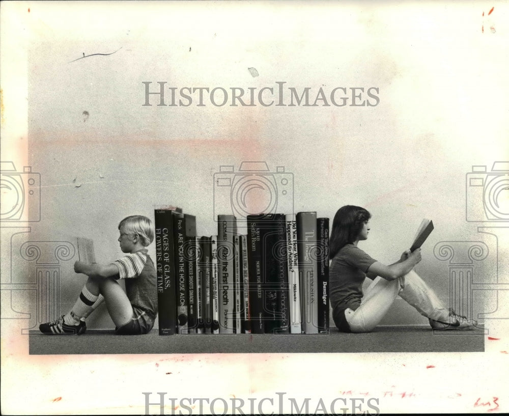 1992 Press Photo Two children reading books - cvb22765 - Historic Images