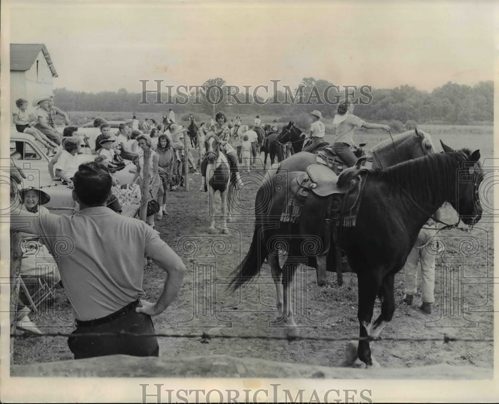 1961 Press Photo Relay race at the Roy M Powers Home, Medina, Ohio - cvb22800 - Historic Images