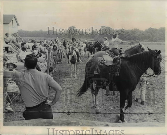 1961 Press Photo Relay race at the Roy M Powers Home, Medina, Ohio - cvb22800 - Historic Images