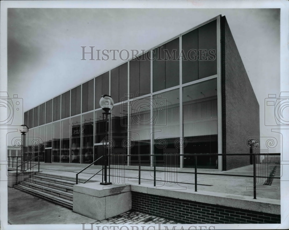 1967 Press Photo 34 ft long columns produced by Aluminum Co of America. - Historic Images