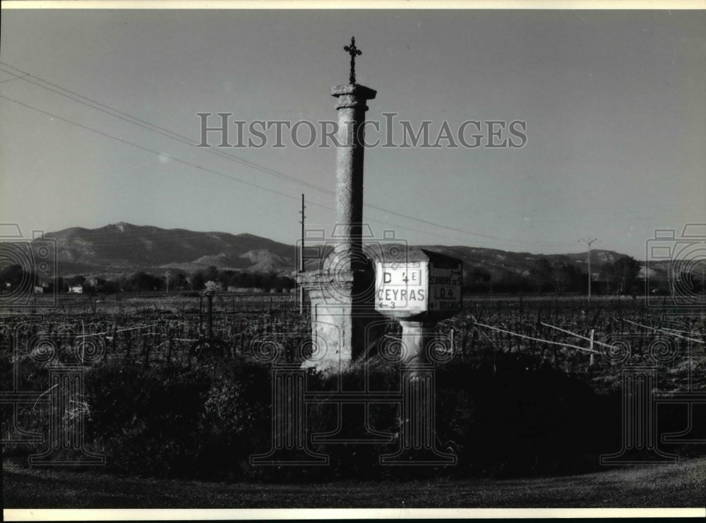 1990 Press Photo Stone marker displays distance of 3 kilometers to Ceyras France - Historic Images