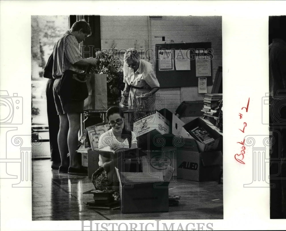 1991 Press Photo Alyson Widen, shaker hts., Ohio, at CWRU Adelbert Gym book sale - Historic Images