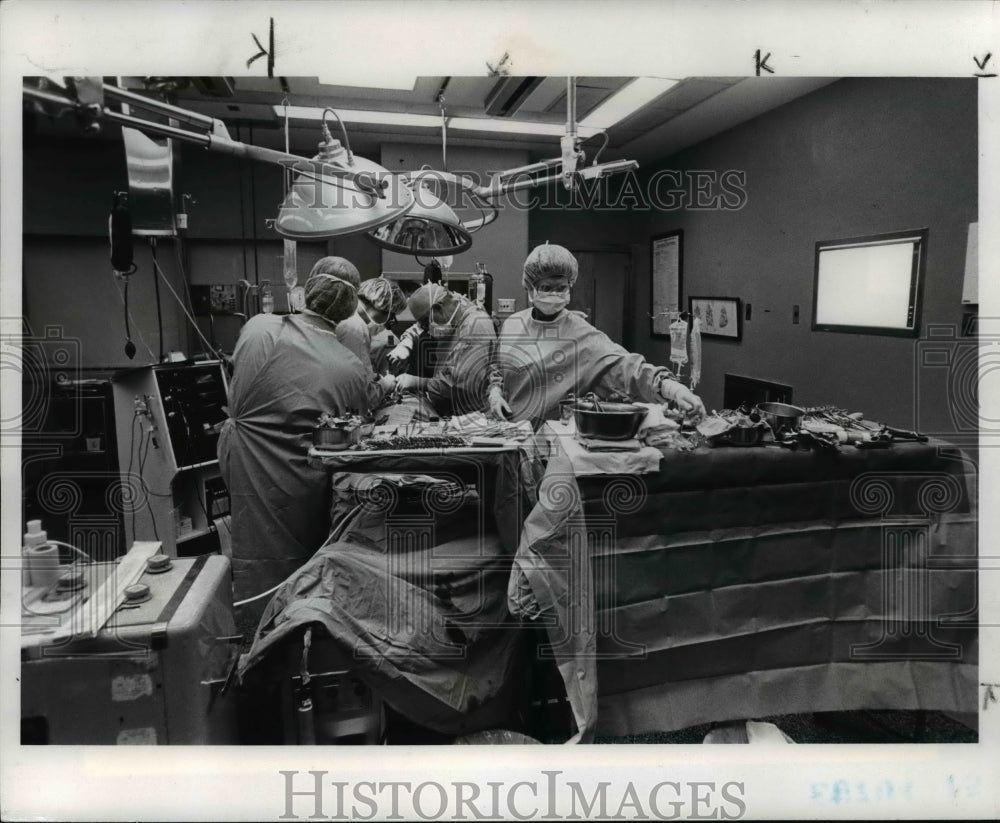 1982 Press Photo Doctors hone their craft at University Hospitals of Cleveland - Historic Images