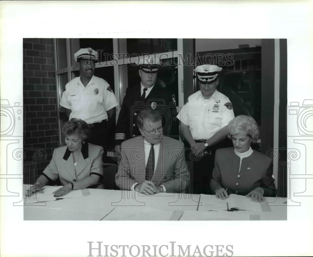 1996 Press Photo Cleveland Police mutual aid agreement - cvb23272 - Historic Images