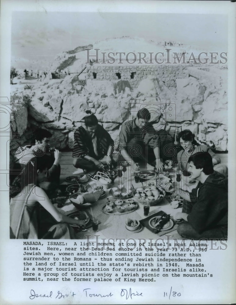 1980 Press Photo A light moment in one of Israel&#39;s solemn sites in Masada - Historic Images