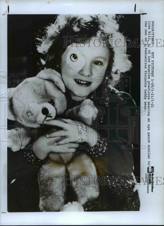 1988 Press Photo Lisa Hill practice wearing eye patch like Pediatrics teddy bear - Historic Images