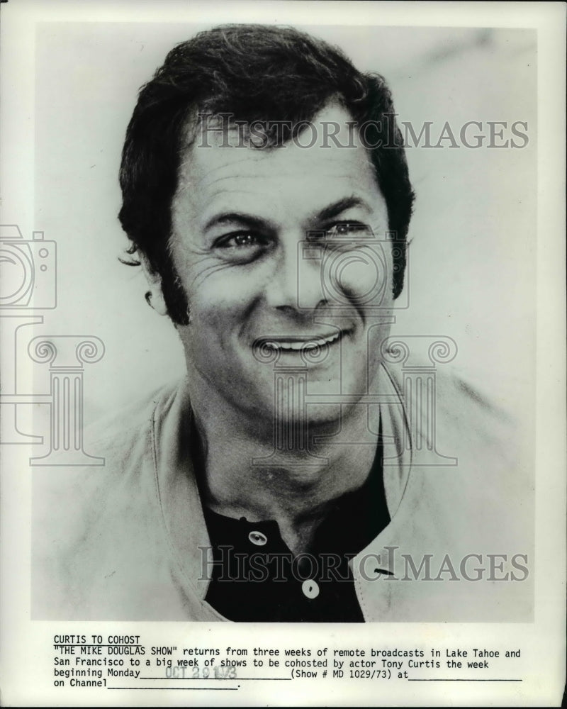 1973 Press Photo Tony Curtis co-hosts &quot;The Mike Douglas Show&quot; - cvb23759 - Historic Images