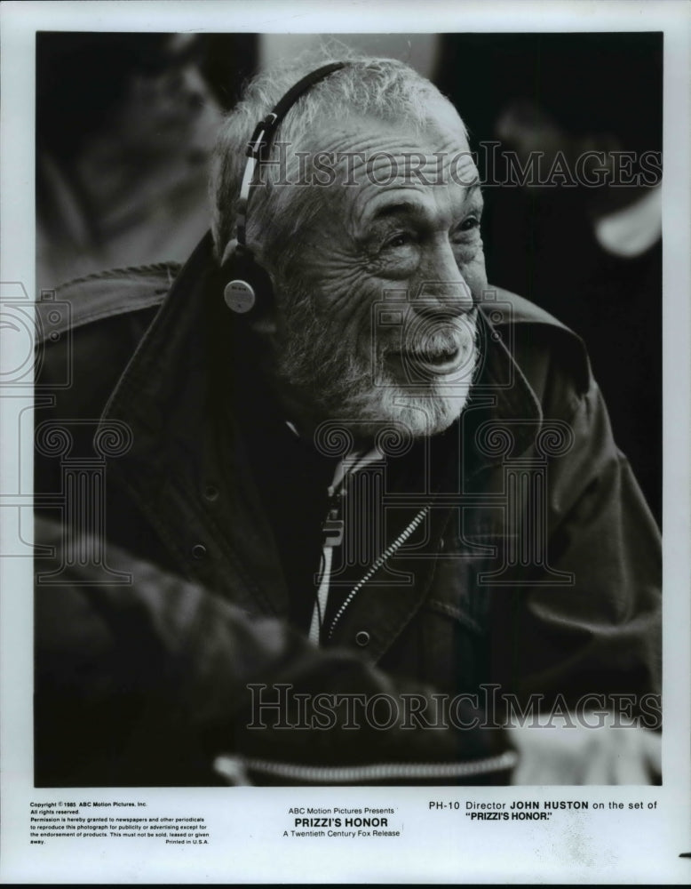 1988, John Huston on the set of "Prizzi's Honor." - cvb23768 - Historic Images