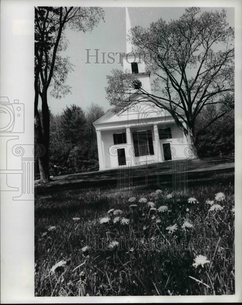 Press Photo Old Meeting House On Village Green Old Sturbridge Village - Historic Images