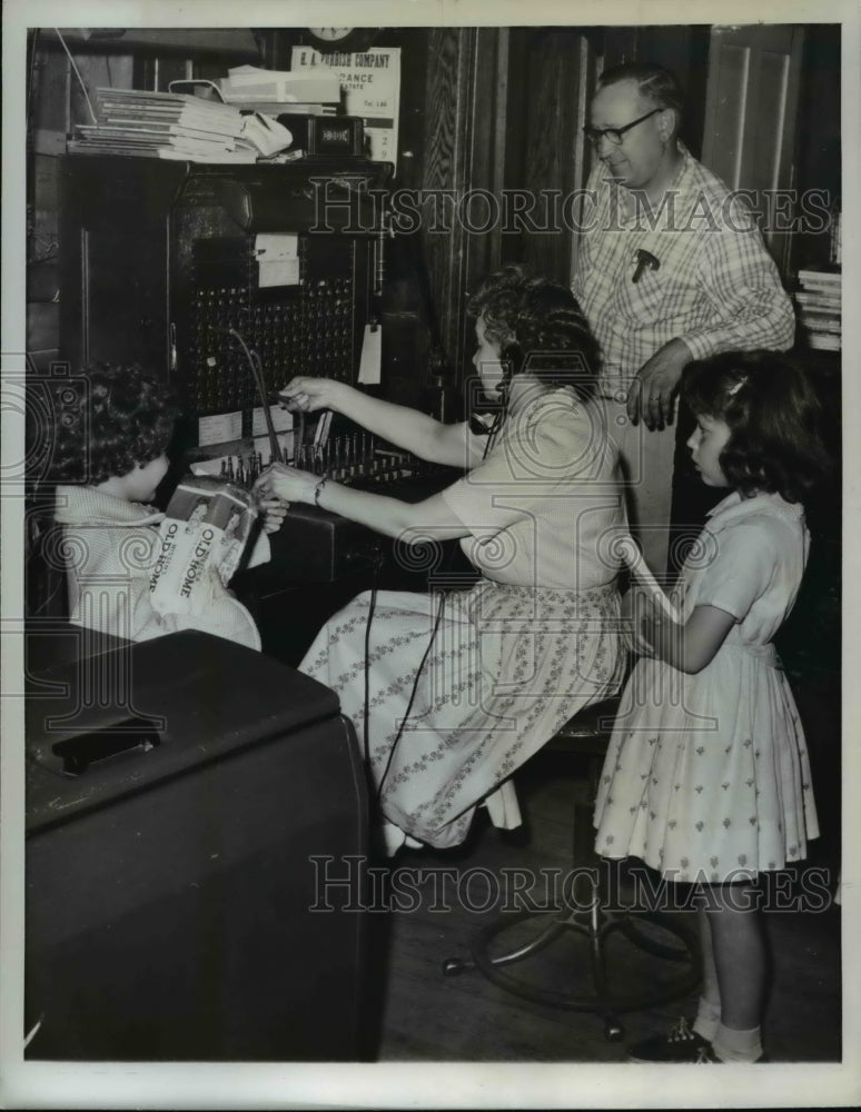 1962 Press Photo Mrs Bea Reed &amp; A.R. Meisner at Adnover Telephone Co. in Maine. - Historic Images